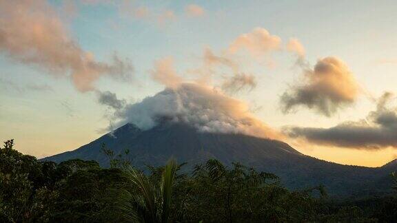 日落时在阿里纳尔火山上空形成的云彩流动
