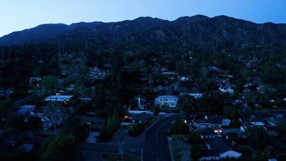 小镇拉加拿大在黄昏加利福尼亚-无人机拍摄