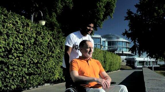 积极的志愿者照顾一个坐轮椅的男人
