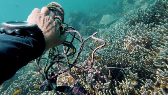 成熟的女性环保潜水者正在清除海洋垃圾带的塑料污染