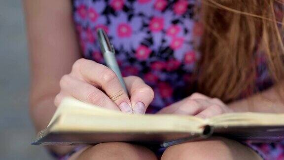 女孩们拿着笔在抄写本上写字