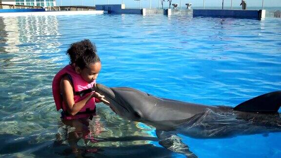非洲裔美国女孩和动物驯兽师海豚
