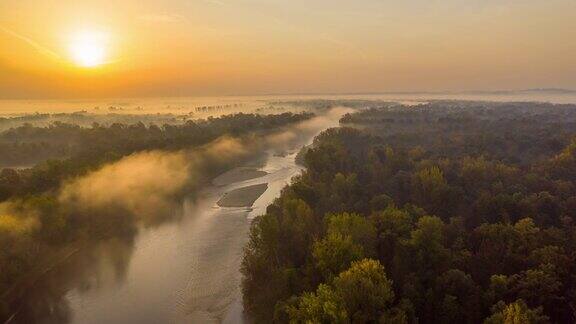HL穆尔河在晨雾中