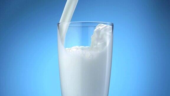 牛奶倒入玻璃杯慢动作