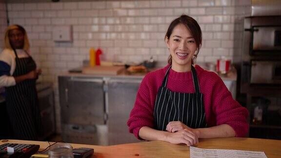 在快餐店工作的妇女