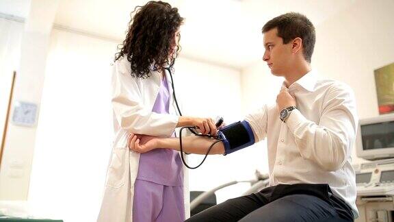 医生检查病人血压
