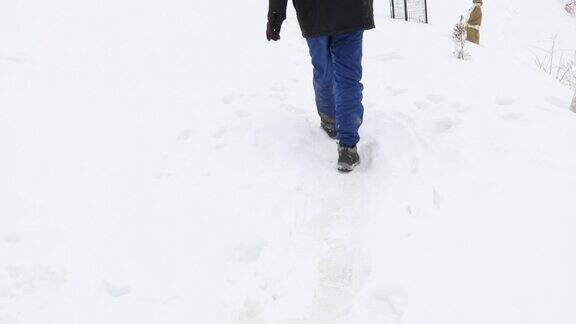 男人在雪地上行走的低段
