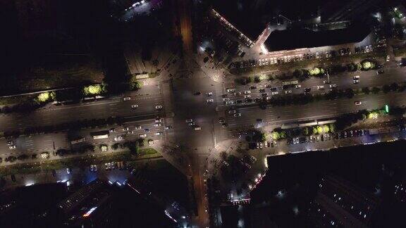 中国云南昆明高架立交桥上夜晚的红绿灯