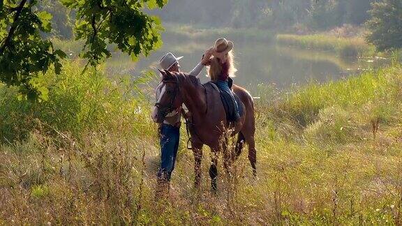 牛仔和他的女儿骑马