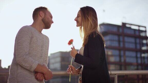迷人的男朋友送花给女朋友并得到一个吻