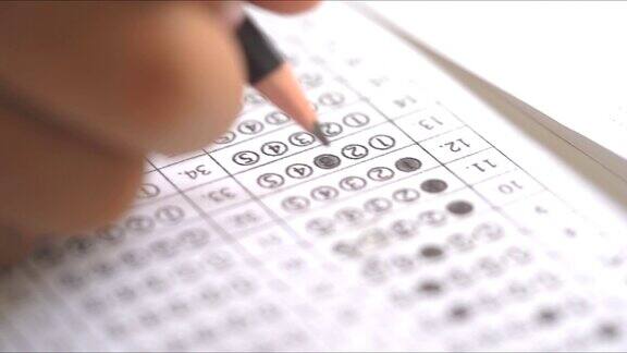 考试考试概念用铅笔在纸上写答案考试考试中问题的答案