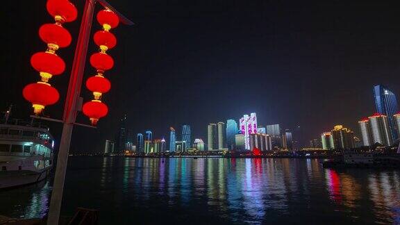 夜光照亮青岛市区著名的海湾全景时光流逝4k中国