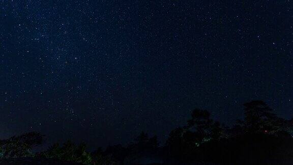 在泰国MaeHongSon的淮南党国家公园星星在夜空中移动的时间间隔