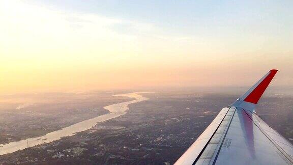飞机上靠窗的座位可以看到城市和河景