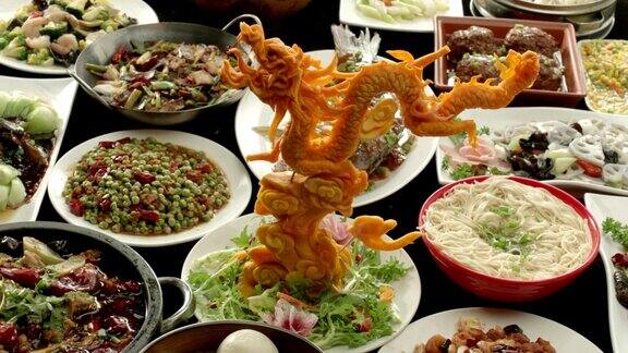 节日餐桌中国家庭聚餐