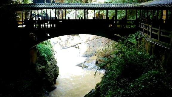 中国古代人行桥剪影和入洞溪流九香洞中国