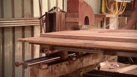 木工车间生产木板的工作