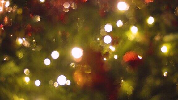散焦圣诞树背景与闪烁的灯光