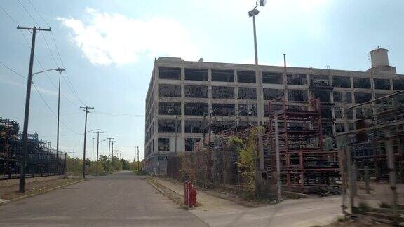 特写:开车前往底特律废弃的FisherBodyPlant21的废墟