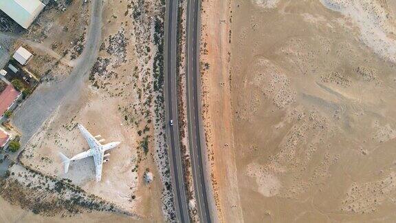 被遗弃的飞机在阿联酋乌姆夸文酋长国沙漠公路上的鸟瞰图