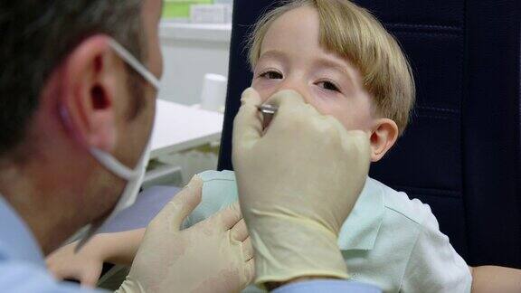 小男孩正在接受耳鼻喉科医生的临床检查