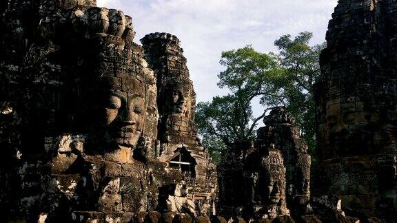 柬埔寨暹粒吴哥窟古老的石头朝向巴戎寺