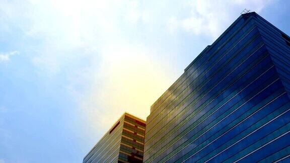 外立面有天空和云朵的玻璃办公建筑