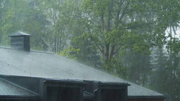 大雨倾泻在屋顶上