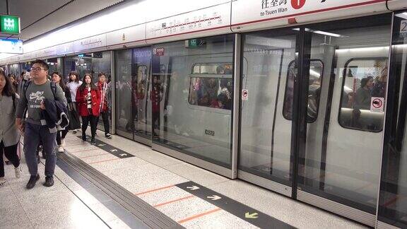香港地铁站有人流和火车