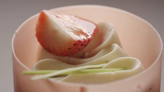 香甜可口的圆形甜点配上白奶油和草莓