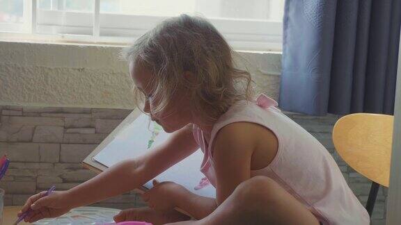 小女孩在家里用水彩画慢动作