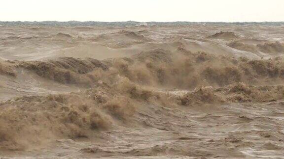 褐色泥泞的海浪
