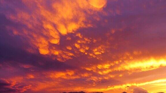 日落时的旋翼云和羽状云(乳积云)
