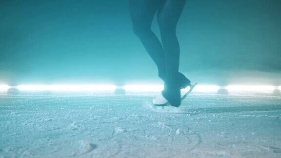 运动员的腿穿着溜冰鞋在冰面上打转