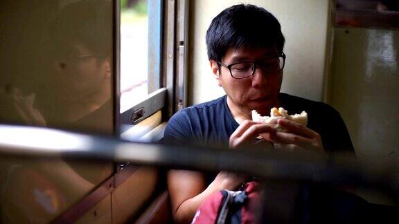亚洲男子在火车上吃中国包子