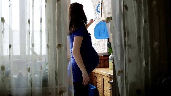 穿着蓝色裙子的黑头发孕妇