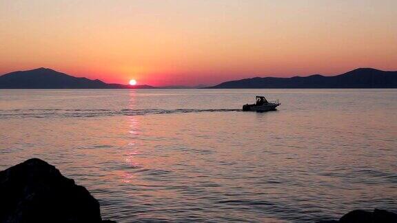 美丽的日落在傍晚时间在海上的风景