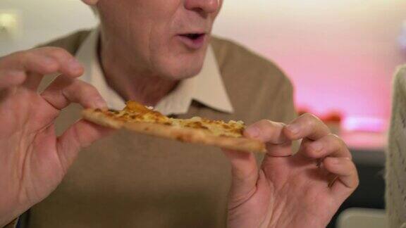 成年男女吃披萨沉迷于不健康的快餐暴饮暴食