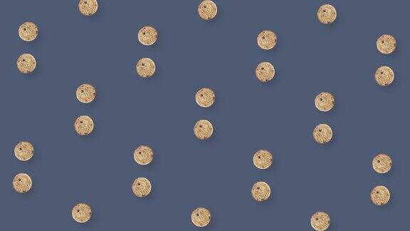 在灰色背景上旋转新鲜巧克力饼干的彩色图案无缝模式与饼干前视图现实的动画4k视频运动