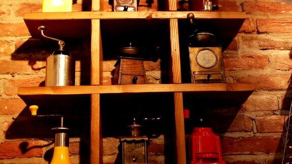 收集不同种类的老式咖啡研磨机放在一块木板上