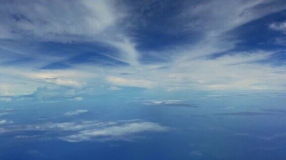 鸟瞰图飞行侧蓬松的云与清澈的蓝色天空