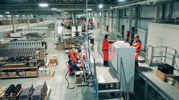 工厂的生产线有女员工组装冰箱的冷冻厂