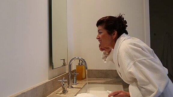 酒店女服务员刷牙浪费水