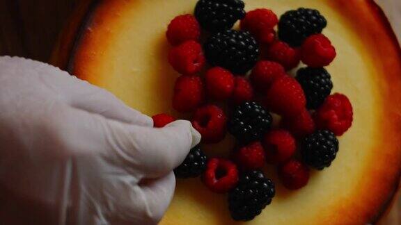 我在芝士蛋糕上放了黑莓和覆盆子4k的视频
