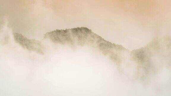 山区自然景观背景上的雾延时4k(超高清)