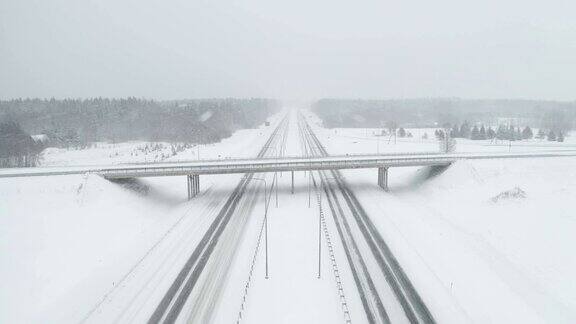 雾气蒙蒙的雪景被无人机拍下