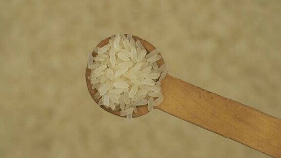 一勺米粒放在旋转散焦的稻种上前视图食品的背景