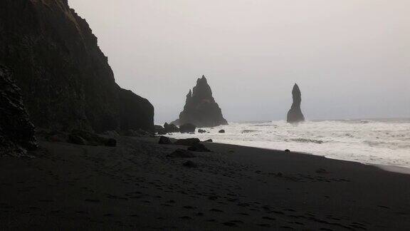 在冰岛的黑色沙滩上阴沉的大风天