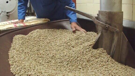工人们分发咖啡豆的慢动作