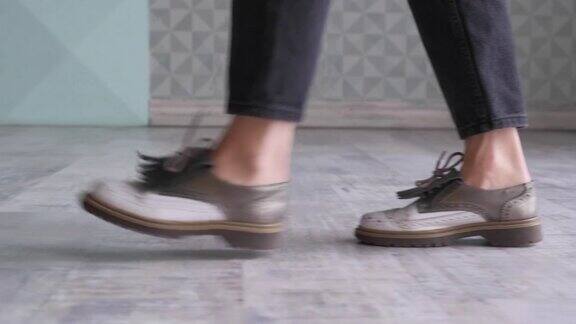 女人脚上的鞋走在地毯地板侧视图近距离的女性腿在米色的鞋子走在长走廊